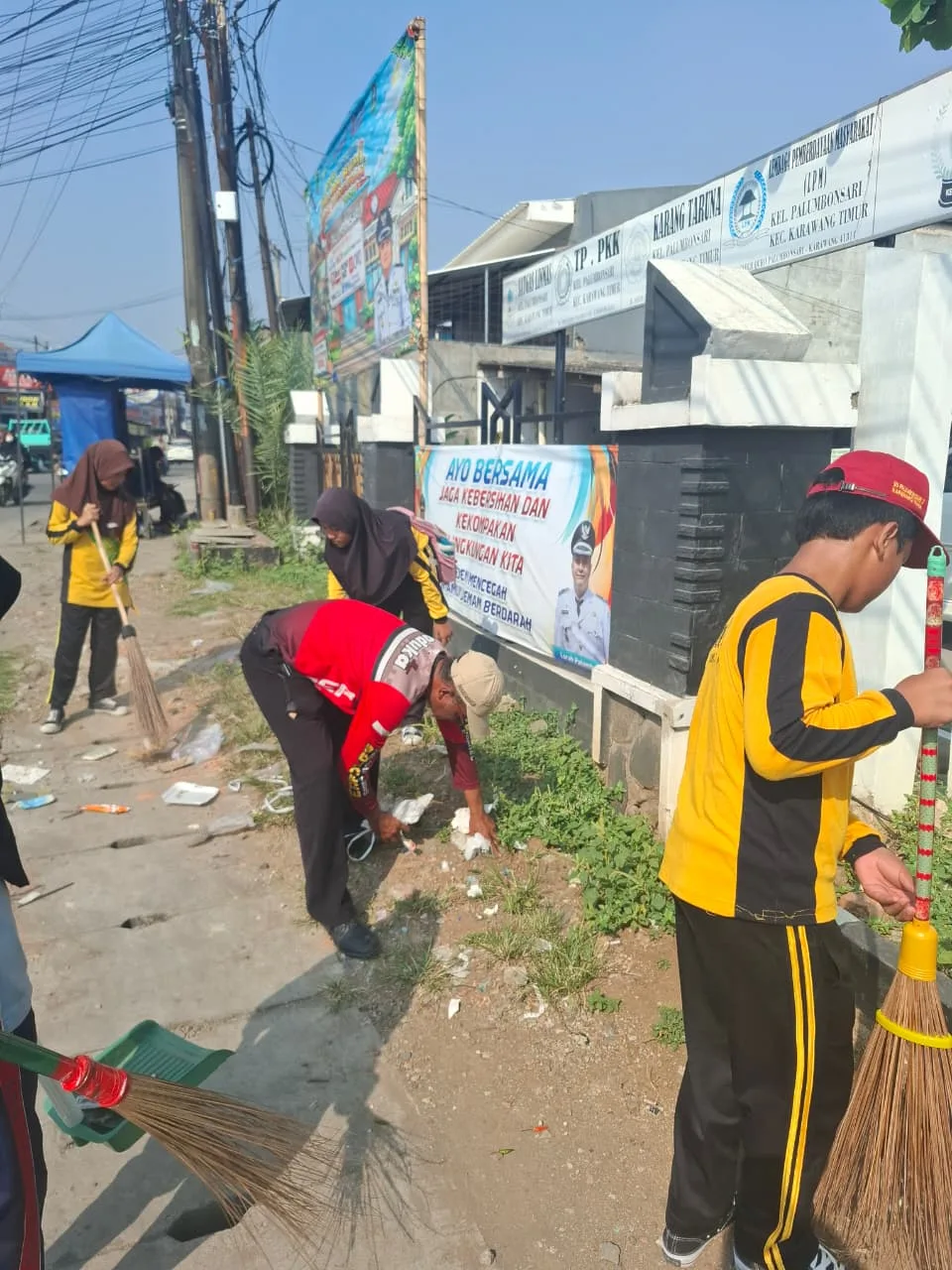 Bersih-bersih Lingkungan Sekitar